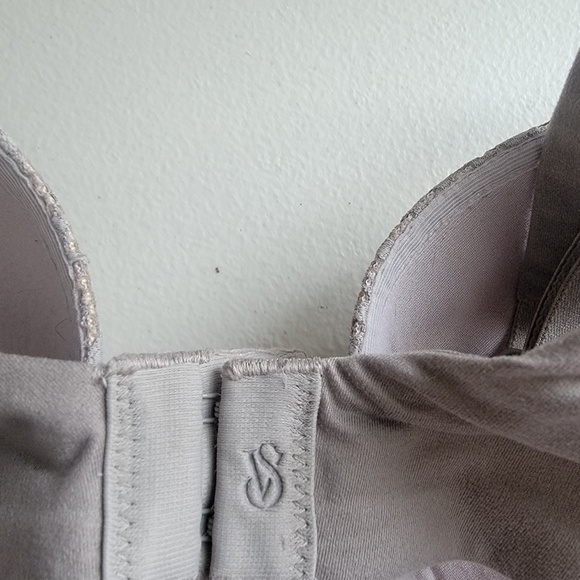 Victoria's Secret Underwire Bra - 36DD or 36E - Picture 3 of 3